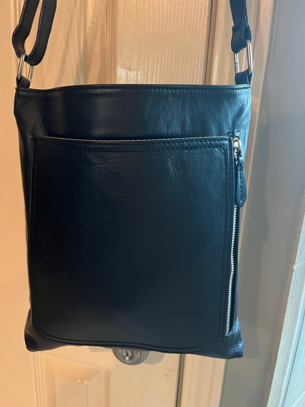Sleek Black Leather Crossbody Messenger Bag for Women
